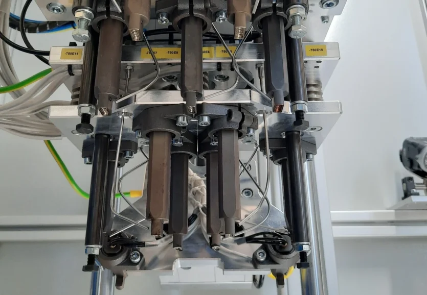 Detailansicht von Stempeln und Werkzeugtechnik für präzise Heißverstemmen-Prozesse