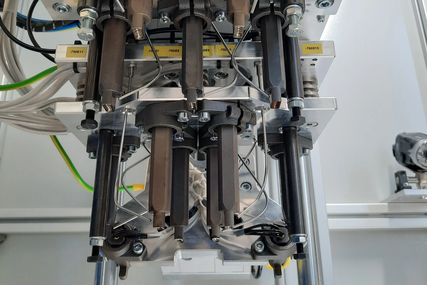 Detailansicht von Stempeln und Werkzeugtechnik für präzise Heißverstemmen-Prozesse