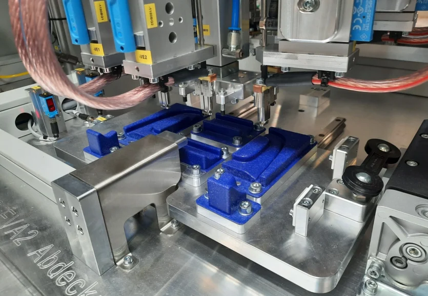 Vorrichtung zum Heißverstemmen eines Kunststoffbauteils in einer automatisierten Fertigungsanlage