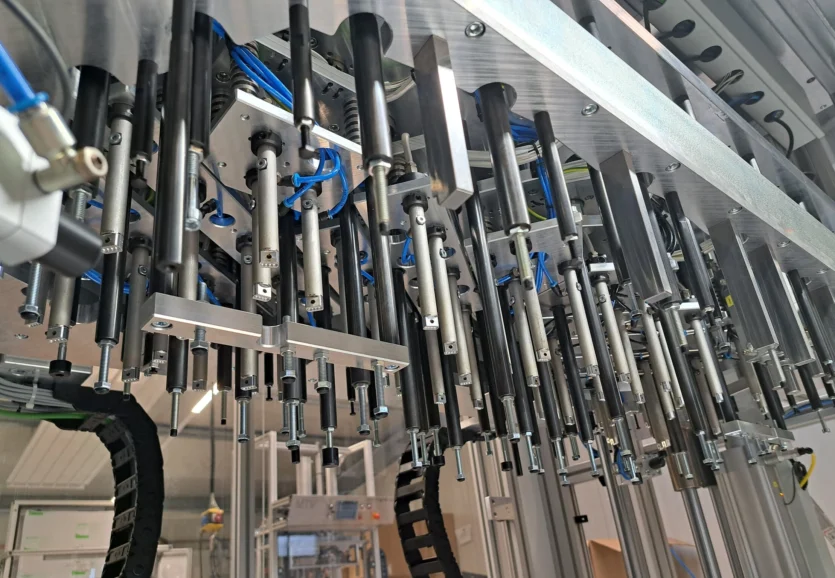 Mehrfachwerkzeug mit Stempeln und Führungen für das industrielle Heißverstemmen von Kunststoffbauteilen